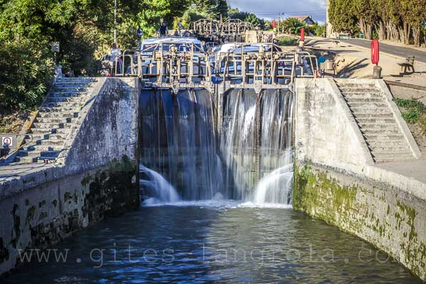 péniche dans les neuf écluses